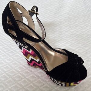 Shoe Dazzle Black and Pink Chevron Wedges